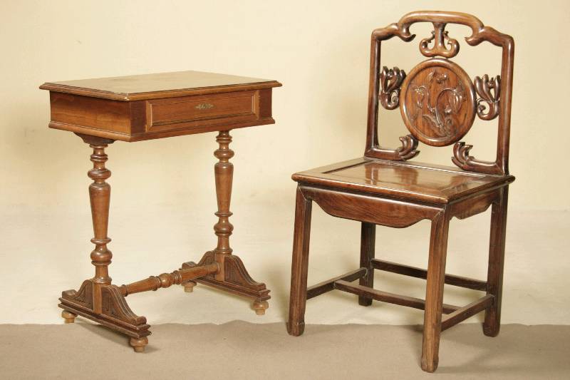 Beistell- bzw. Nähtisch, deutsch, um 1880/90, Gründerzeit, Korpus Hartholz/Weichholz, Nußbaum bzw. Nußbaumfurnier, Untergestell vielfach ...