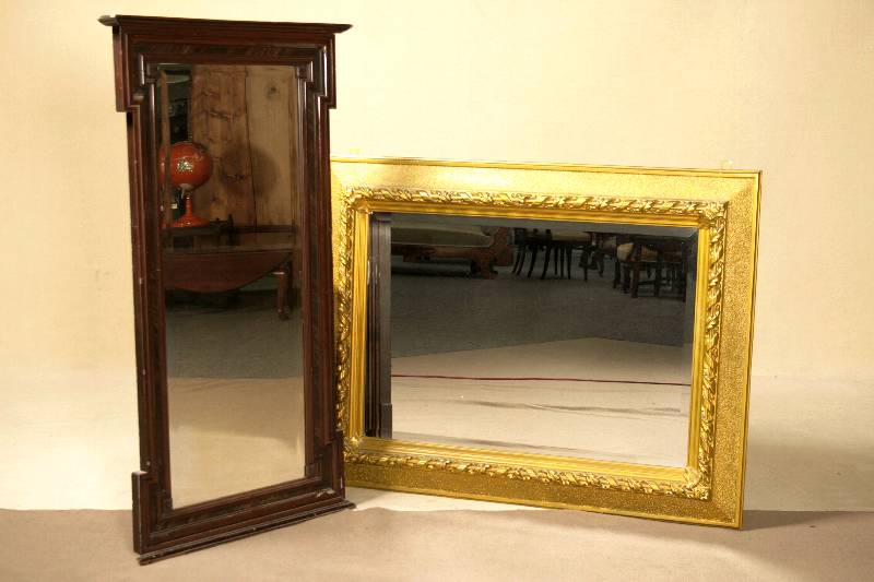 Gründerzeitspiegel, deutsch, um 1880, Korpus Weichholz, Ecken einfach 3-fach verkrakt, sogenannte Kunstmalerei im Furnierbild, beschädigt, original ...