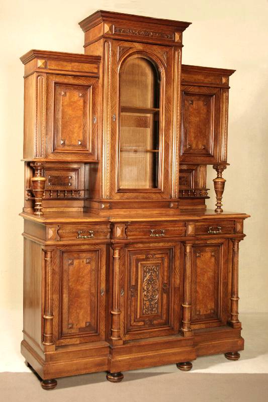 Aufsatzbuffet, deutsch, um 1870, Gründerzeit, Korpus Eiche/Nußbaum, zum Teil furniert in Nußbaum, auf Kugelfüßen, Mittelteile resalitartig ...