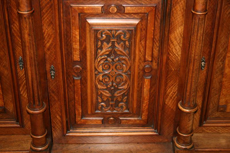 Detail a: Aufsatzbuffet, deutsch, um 1870, Gründerzeit, Korpus Eiche/Nußbaum, zum Teil furniert in Nußbaum, auf Kugelfüßen, Mittelteile resalitartig ...