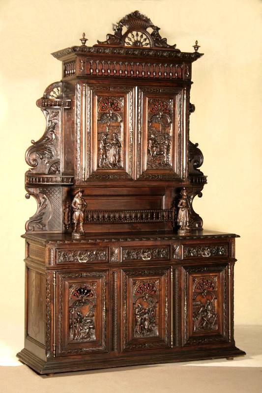Aufsatzschrank, Frankreich, um 1870, bretonisch, Kastanie massiv, auf gedrückten Kugelfüßen, Fußleiste 5-fach gestuft, Türfüllungen mit ...
