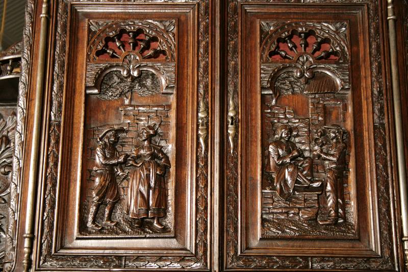 Detail a: Aufsatzschrank, Frankreich, um 1870, bretonisch, Kastanie massiv, auf gedrückten Kugelfüßen, Fußleiste 5-fach gestuft, Türfüllungen mit ...