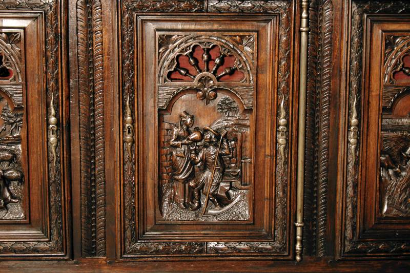 Detail b: Aufsatzschrank, Frankreich, um 1870, bretonisch, Kastanie massiv, auf gedrückten Kugelfüßen, Fußleiste 5-fach gestuft, Türfüllungen mit ...