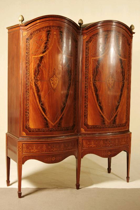 Mehrzweckschrank, England, um 1910, Edwardien, Korpus Weichholz, z.T. Tischlerplatte, Mahagoni furniert, z.T. massiv, auf konischen Hochbeinen, ...