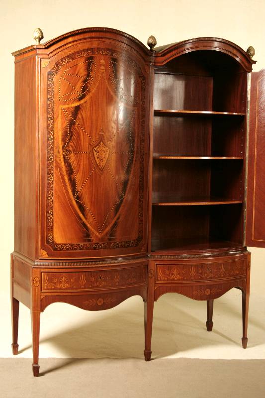 Detail a: Mehrzweckschrank, England, um 1910, Edwardien, Korpus Weichholz, z.T. Tischlerplatte, Mahagoni furniert, z.T. massiv, auf konischen Hochbeinen, ...