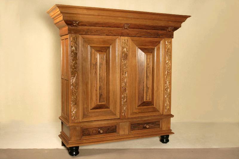 Kissenschrank, Holland, um 1950, Korpus Eiche und Weichholz, furniert mit Palisander und Wurzelholz, auf balusterförmigen Füßen, ebonisierend, ...