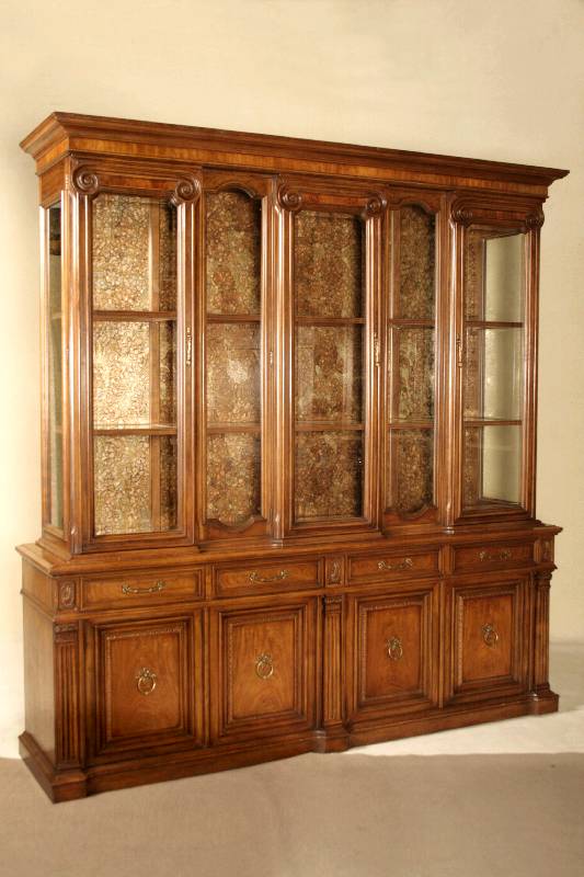 Vitrinenschrank, Frankreich, um 1950, Nußbaum massiv, z.T. furniert, 4-türiges Unterteil mit kassettierten Füllungen, Lisenen profiliert, vier ...