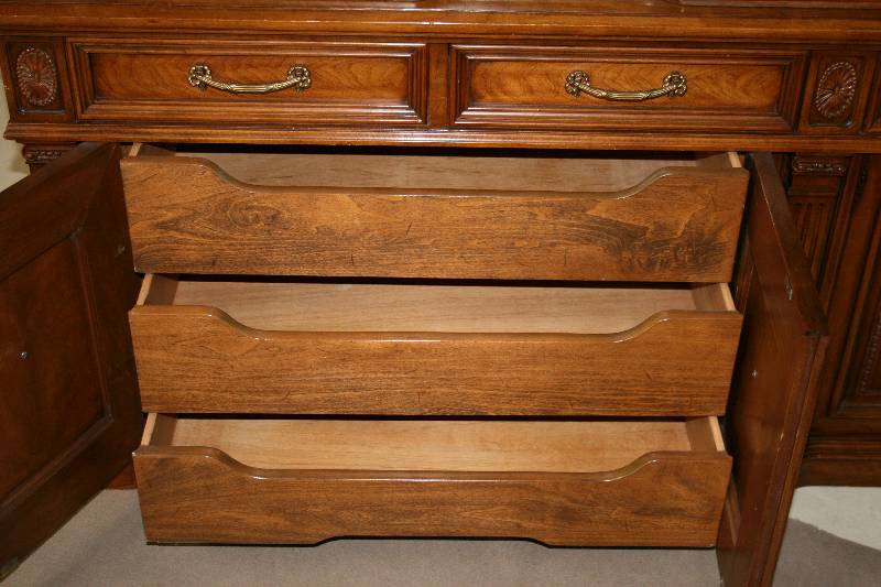 Detail a: Vitrinenschrank, Frankreich, um 1950, Nußbaum massiv, z.T. furniert, 4-türiges Unterteil mit kassettierten Füllungen, Lisenen profiliert, vier ...