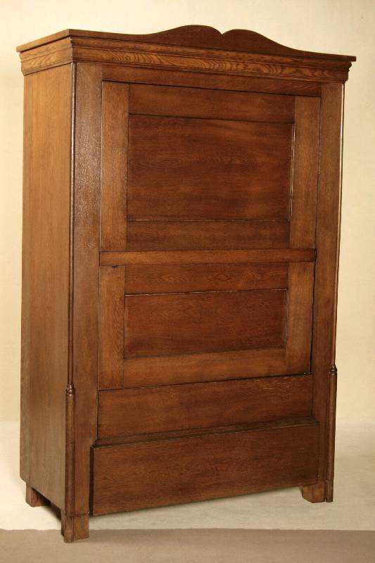 Schrank, sogenannter Blender, deutsch/Westfalen, um 1840, Eiche massiv, gerader Korpus, Ecken mit aufgesetzten sparsamen Drechselarbeiten, ...
