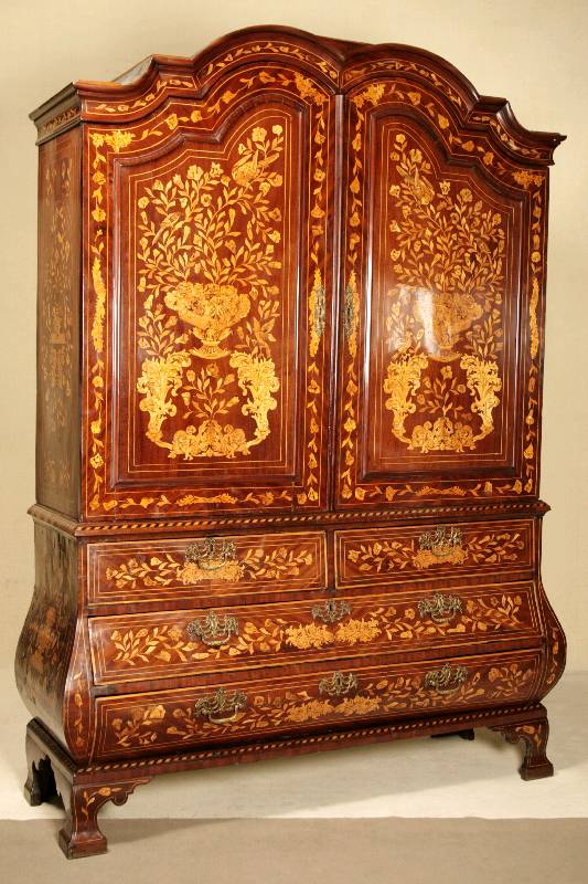 Kabinettschrank, Niederlande, um 1770/80, Korpus Eiche massiv, Pyramidenmahagonifurnier z.T. doppelt gespiegelt, reiche Blütenintarsien in Birke, ...