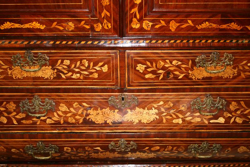 Detail a: Kabinettschrank, Niederlande, um 1770/80, Korpus Eiche massiv, Pyramidenmahagonifurnier z.T. doppelt gespiegelt, reiche Blütenintarsien in Birke, ...