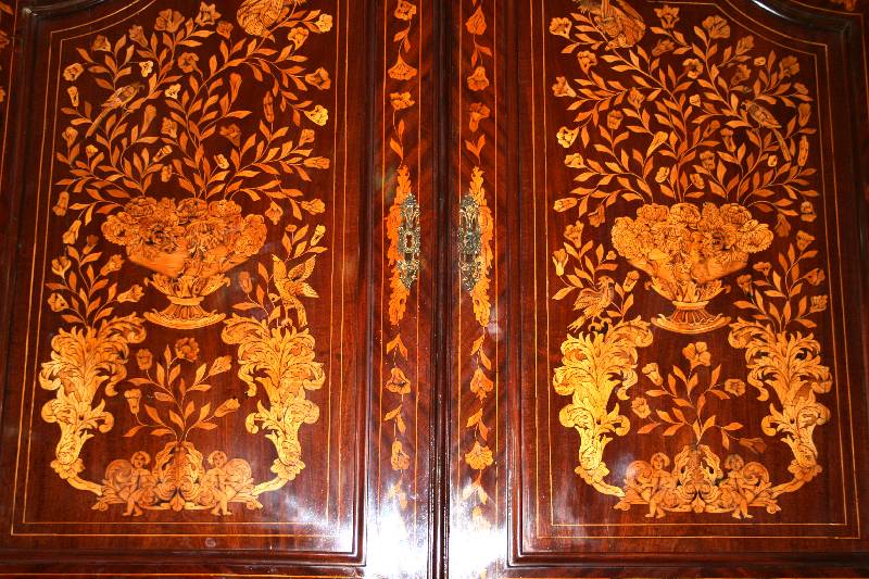 Detail b: Kabinettschrank, Niederlande, um 1770/80, Korpus Eiche massiv, Pyramidenmahagonifurnier z.T. doppelt gespiegelt, reiche Blütenintarsien in Birke, ...