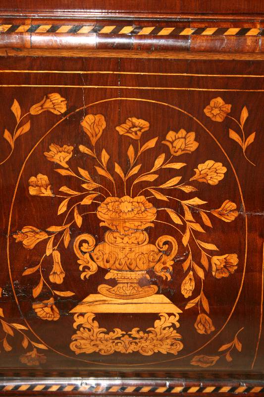 Detail c: Kabinettschrank, Niederlande, um 1770/80, Korpus Eiche massiv, Pyramidenmahagonifurnier z.T. doppelt gespiegelt, reiche Blütenintarsien in Birke, ...