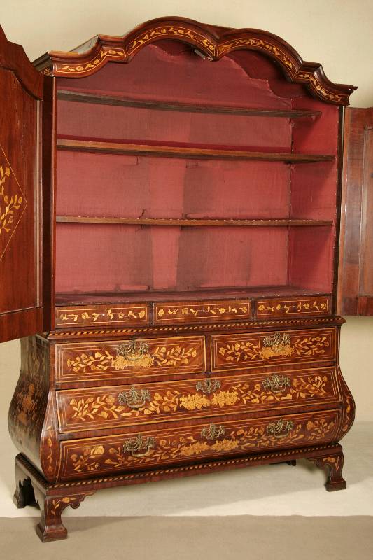 Detail d: Kabinettschrank, Niederlande, um 1770/80, Korpus Eiche massiv, Pyramidenmahagonifurnier z.T. doppelt gespiegelt, reiche Blütenintarsien in Birke, ...