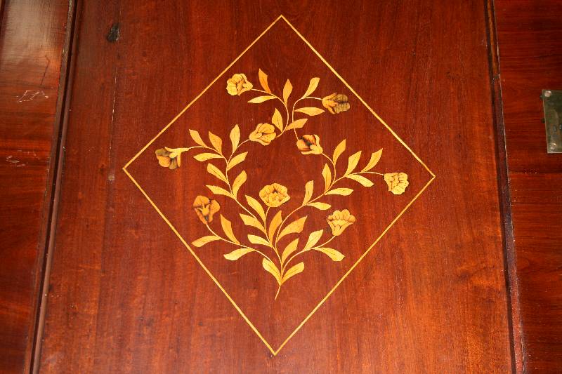 Detail e: Kabinettschrank, Niederlande, um 1770/80, Korpus Eiche massiv, Pyramidenmahagonifurnier z.T. doppelt gespiegelt, reiche Blütenintarsien in Birke, ...