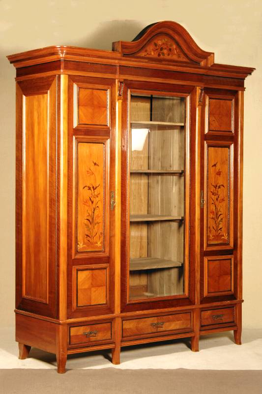 Mehrzweckschrank, deutsch, um 1900, Korpus Weichholz/Hartholz, Nuß- und Kirschbaumfurnier, auf leicht gebogenen Füßen, unten mit drei Schubladen, ...