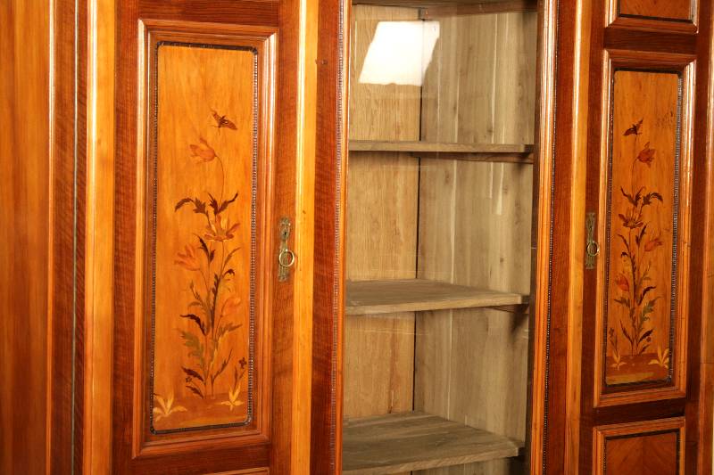 Detail a: Mehrzweckschrank, deutsch, um 1900, Korpus Weichholz/Hartholz, Nuß- und Kirschbaumfurnier, auf leicht gebogenen Füßen, unten mit drei Schubladen, ...