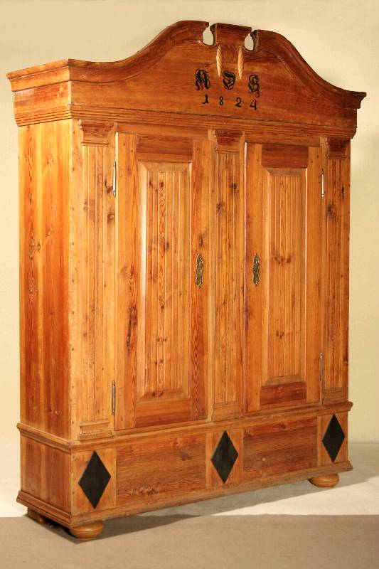 Weichholzschrank, deutsch, datiert 1824, und monogrammiert, Lisenen und Türfüllungen sparsam kanneliert, Unterteil mit aufgesetzten ...