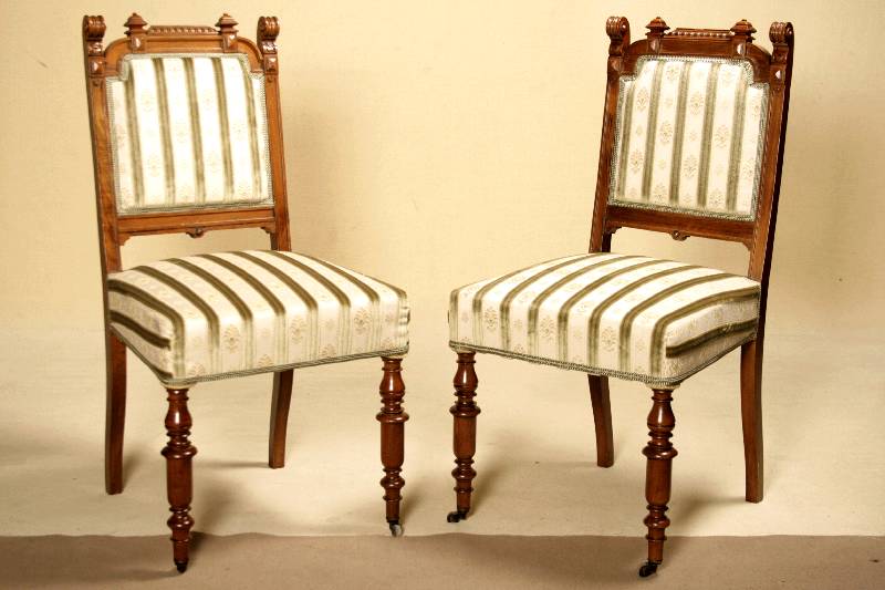 Zwei Salonstühle, norddeutsch, um 1860/70, Gestell Nußbaum massiv, eklektizistischer Stil, reich geschnitzt, gerieft, Beine gedrechselt, z.T. in ...