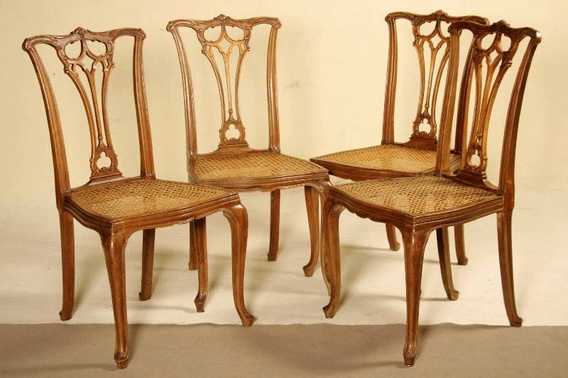 Vier Stühle, Frankreich/Nancy, um 1890, Barockstil, Nußbaum massiv, ausgesuchtes Kernholz, vielfach gerieft, leichter Einfluß des Chippendalestil, ...