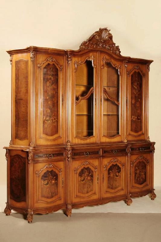 Barockstilvitrine, Italien, um 1960, 2 -teilig, Korpus Weichholz/Hartholz, Tischlerplatte, auf geschnitzten Füßen, Front und Seiten gebogen, ...