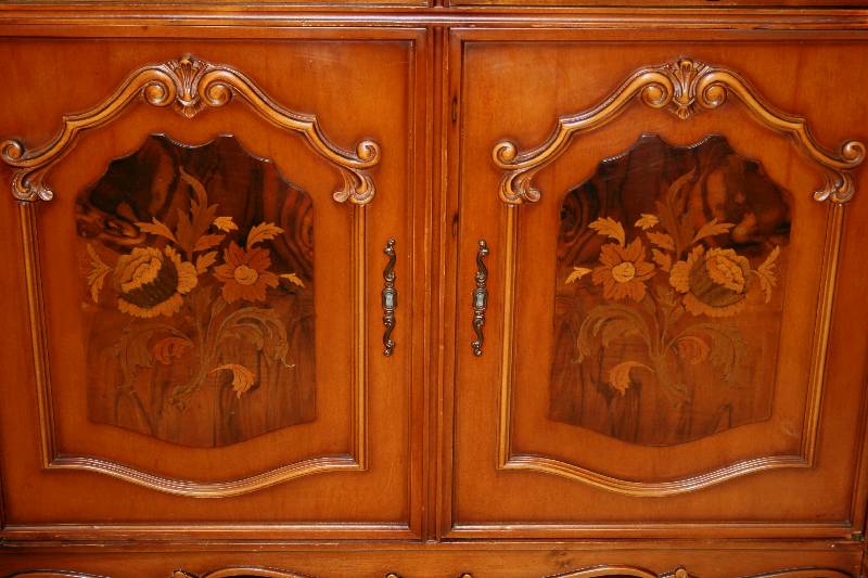 Detail a: Barockstilvitrine, Italien, um 1960, 2 -teilig, Korpus Weichholz/Hartholz, Tischlerplatte, auf geschnitzten Füßen, Front und Seiten gebogen, ...