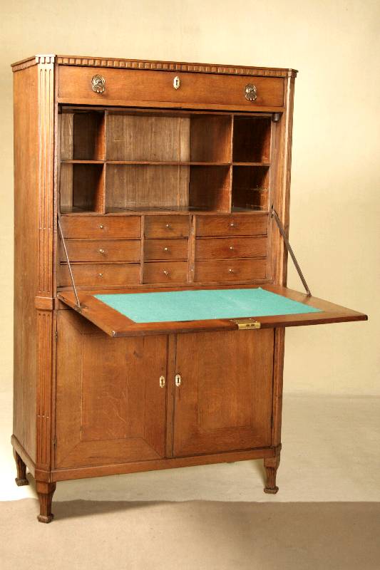 Standsekretär, Frankreich, um 1800, Louis -Seize, Eiche massiv, auf konischen Füßen, schuhförmig abgesetzt, abgeschrägte Ecken, kanneliert, ...