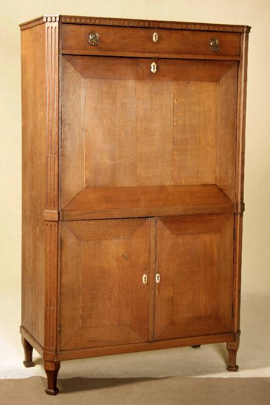Detail a: Standsekretär, Frankreich, um 1800, Louis -Seize, Eiche massiv, auf konischen Füßen, schuhförmig abgesetzt, abgeschrägte Ecken, kanneliert, ...