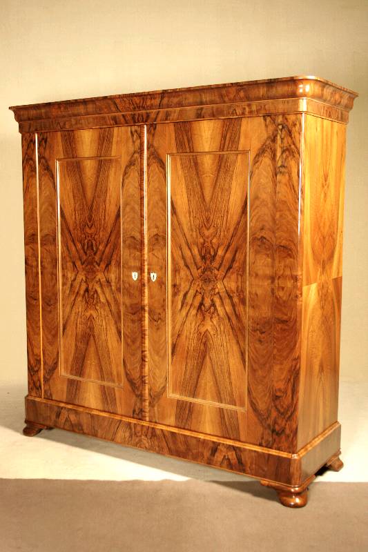 Dielenschrank, deutsch/Umgebung Saarbrücken, um 1850, Korpus Weichholz, furniert mit ausgesuchtem Wurzelnußfurnier, lebhaftes Furnierbild, ...