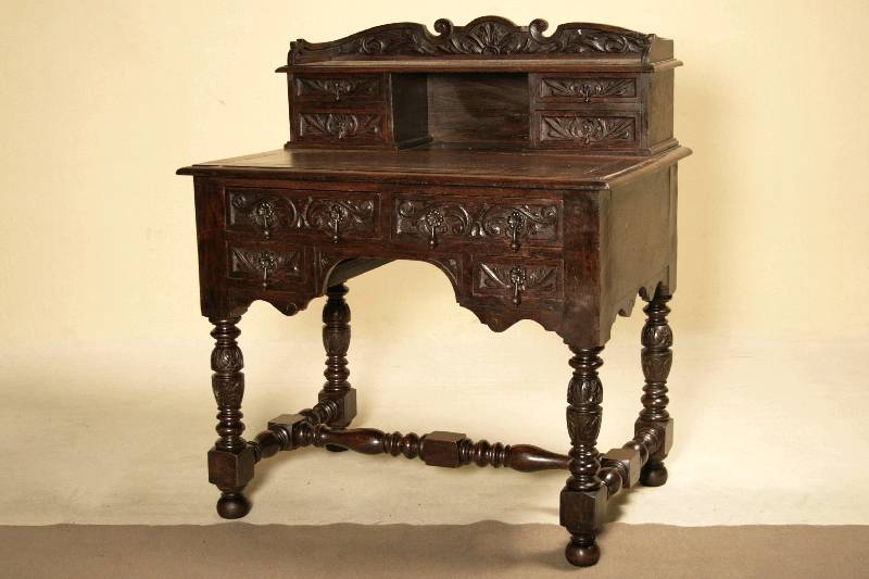 Schreibtisch mit Aufsatz, England, um 1900, Eiche massiv, spätviktorianisch, auf gedechselten Hochbeinen, verstrebt, Schubladen mit ...