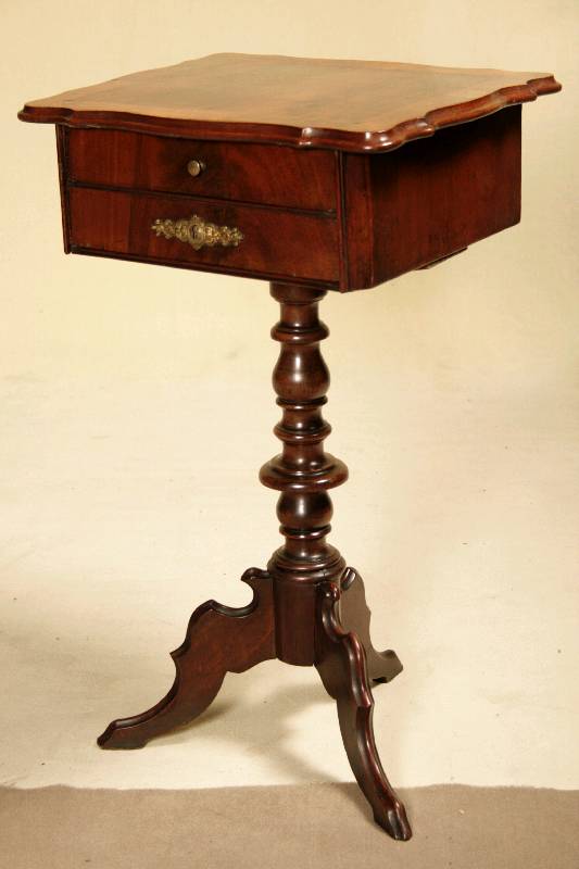 Nähtisch, deutsch, um 1860, Louis-Philippe -Stil, auf gedrechselter Säule, Fuß 3-fach ausladend, oben zwei Schubladen mit Fächern, Platte ...