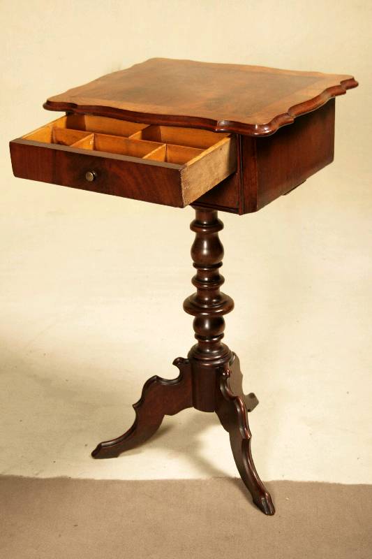 Detail a: Nähtisch, deutsch, um 1860, Louis-Philippe -Stil, auf gedrechselter Säule, Fuß 3-fach ausladend, oben zwei Schubladen mit Fächern, Platte ...