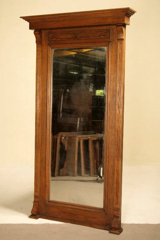 Spiegel, deutsch, um 1890/1900, Korpus Weichholz, Eiche furniert, Lisenen gerieft, Kopfleiste 5-fach getreppt, original Spiegel mit Facettschliff, ...