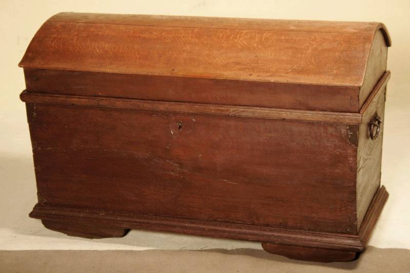 Buckeltruhe, deutsch, um 1800, Eiche massiv, Fußleiste 4-fach profiliert, seitlich schmiedeeiserne Griffe, runder Deckel holzgedübelt, original ...