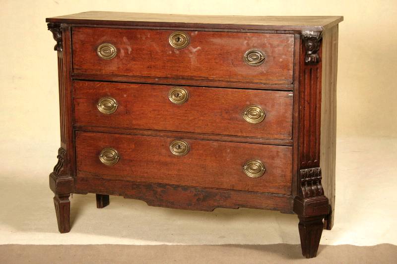 Empirekommode, Friesland, um 1800, Eiche, auf konischen Spitzbeinen, 3-schübig, Deckplatte später, original Messingbeschläge, ohne Schloß, ...