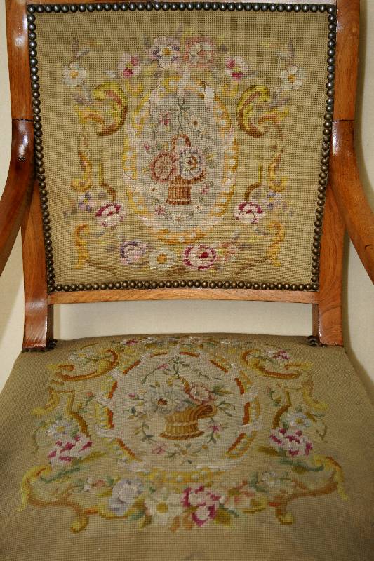 Detail a: Armlehnsessel, deutsch, um 1840, Nußbaum massiv, auf leicht gebogenen Beinen, Armlehnen in abstrakten Rocaillen, gerade Rückenlehne, Polsterung und ...