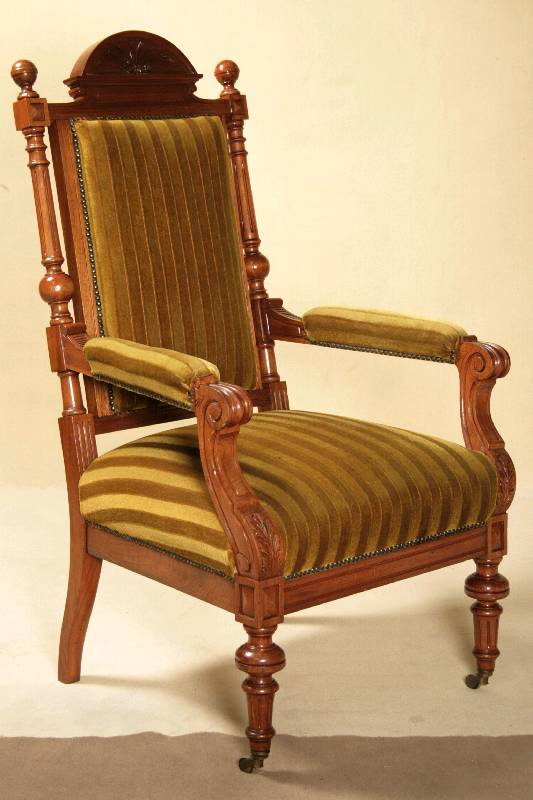 Sessel, deutsch, um 1880, Gründerzeit, Nußbaum massiv, sparsam furniert, auf gedrechselten Beinen, Armlehnen gebogen, mit Flachschnitzereien, ...