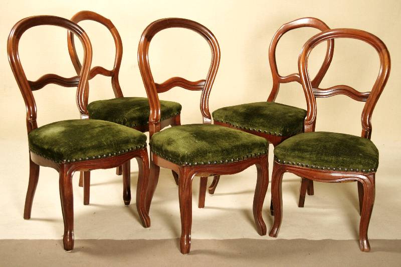 Fünf Stühle, deutsch, um 1860, Louis -Philippe, Mahagoni massiv, gebogene Beine und Rückenlehne, z.T. profiliert und verstrebt, zwei Stühle in ...