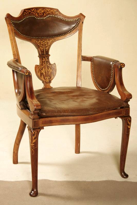 Armlehnstuhl, England, um 1900, Queen-Anne -Stil, Mahagoni massiv, auf leicht gebogenen Beinen, gebogene Zarge mit umlaufenden doppelten ...