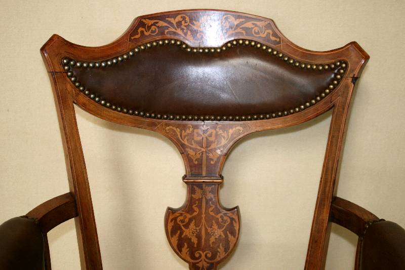 Detail a: Armlehnstuhl, England, um 1900, Queen-Anne -Stil, Mahagoni massiv, auf leicht gebogenen Beinen, gebogene Zarge mit umlaufenden doppelten ...