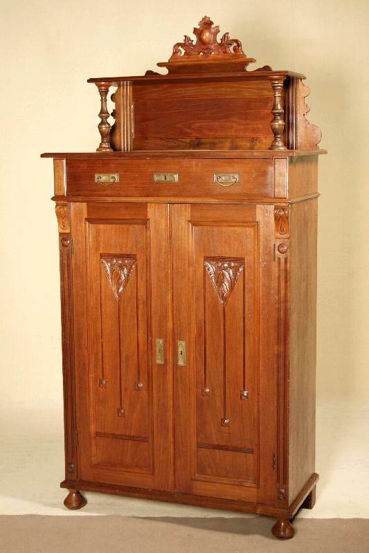 Aufsatzvertiko, deutsch, um 1910, Jugendstil, Korpus Weichholz, Nußbaum furniert, Lisenen gerillt, in Voluten auslaufend, Türfüllungen mit ...