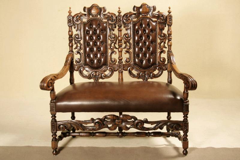 2-sitzer Sofa, Frankreich, um 1880, Nußbaum massiv, auf stark gedrechselten Beinen, verstrebt, Zarge und Rückenlehne mit rocaillenförmigen ...
