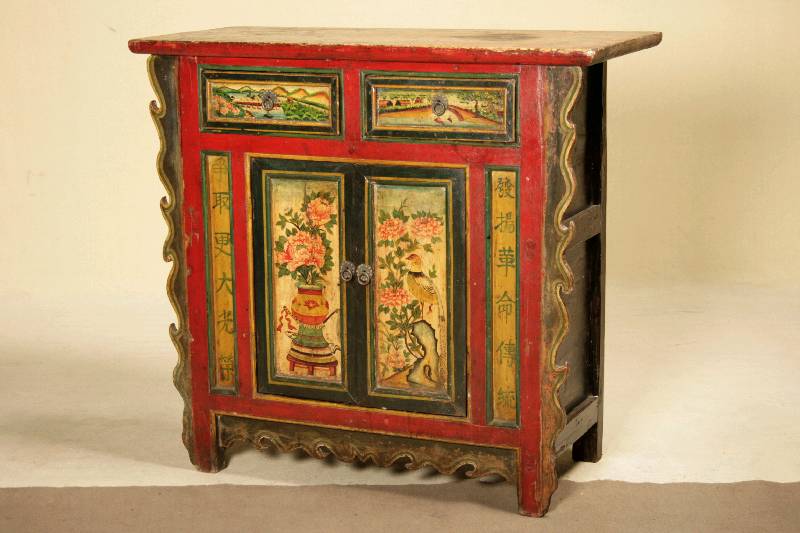 Halbschrank, Asien/Mongolei,um 1910/15, Ulme massiv, Zarge und Seiten in wellenförmiger Sägearbeit, Türfüllungen bemalt, Stilleben mit Vasen und ...