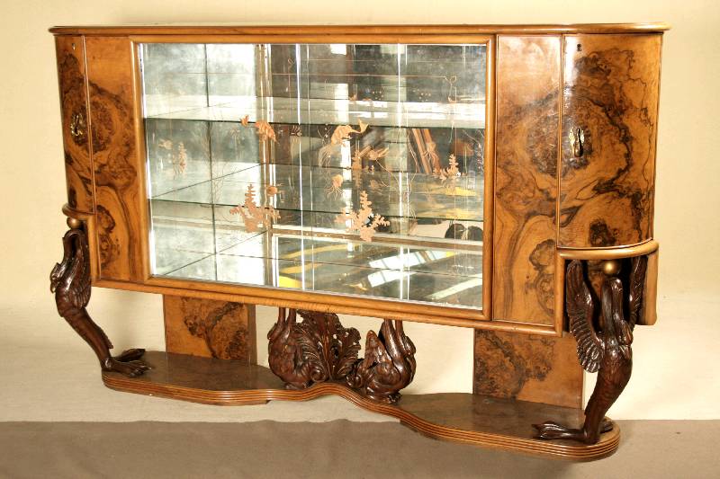 Anrichte bzw. Tressoir, Frankreich, um 1920, ArtDeco, Korpus Weichholz, z.T. Tischlerplatte, furniert mit ausgesuchtem Wurzelnußfurnier, auf ovaler ...