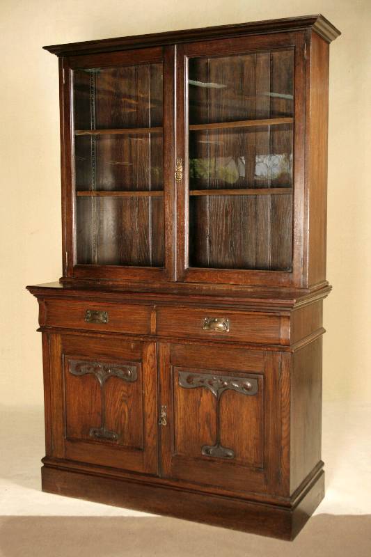 Bücherschrank, England, um 1900, Jugendstil, Eiche massiv/Weichholz, Unterteil mit breiter Fußleiste, Türfüllungen mit Schnitzereien im ...