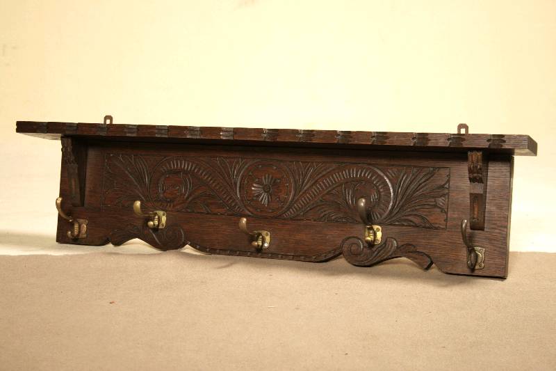 Hängegarderobe, deutsch, um 1880/90, Eiche massiv, Rückwand mit rocaillenartigen Schnitzereien, fünf Messinghaken, Gebrauchsspuren, dekorativ, ca. ...