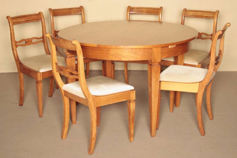 Biedermeierstilgruppe, deutsch, um 1904/05, bestehend aus Tisch und sechs Stühlen, wohl München, Kirschbaum massiv, Kirschbaumfurnier, zeitlos ...