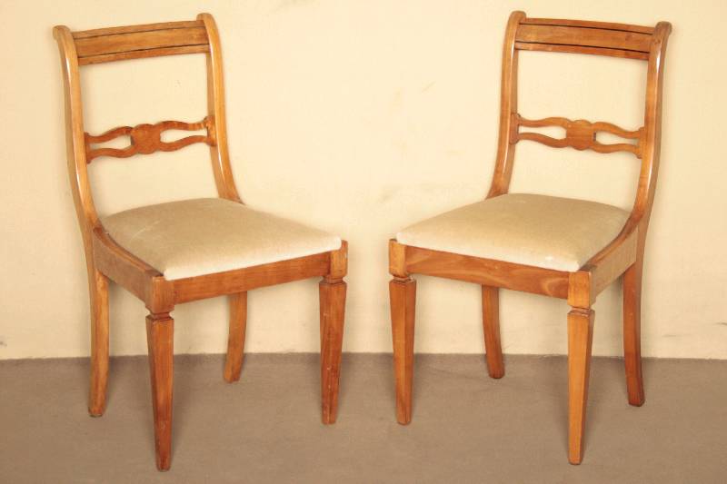 Detail a: Biedermeierstilgruppe, deutsch, um 1904/05, bestehend aus Tisch und sechs Stühlen, wohl München, Kirschbaum massiv, Kirschbaumfurnier, zeitlos ...