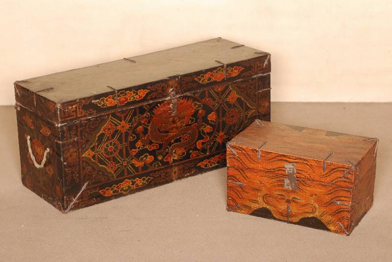 Konvolut zwei Truhen, kleine Truhe für Kostbarkeiten, um 1900, Weichholz, bunt staffiert, Beschläge erneuert, Untergrund Stoff, dieser getränkt ...
