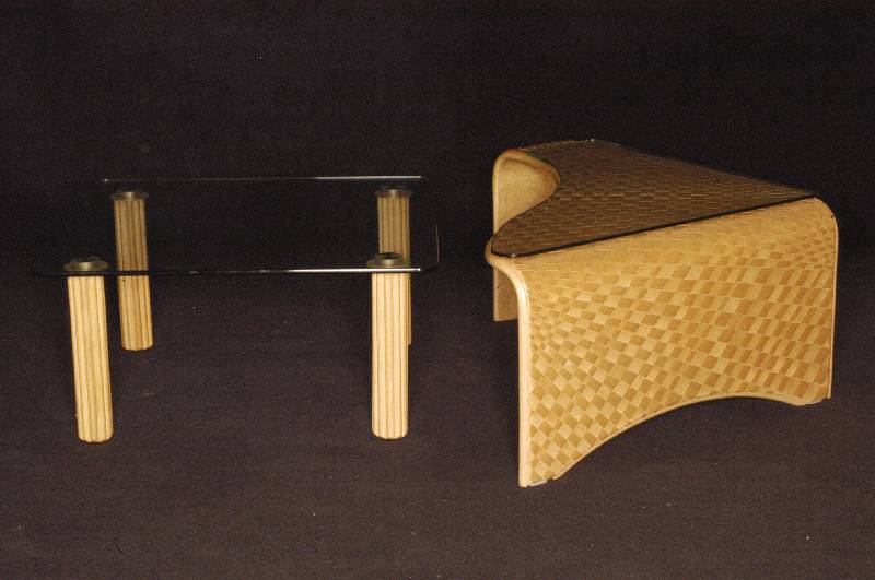 Detail a: Integrierte Doppeltische, Rattan, Beine gerieft, Metallabschlüsse, schwere Glasplatten, Ränder geschliffen, trenn- und verschiebbar, ein Teil ...